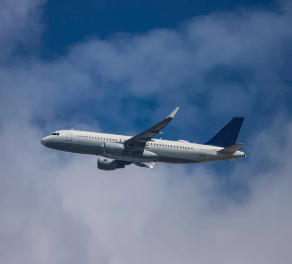 Alçak irtifada uçan uçak