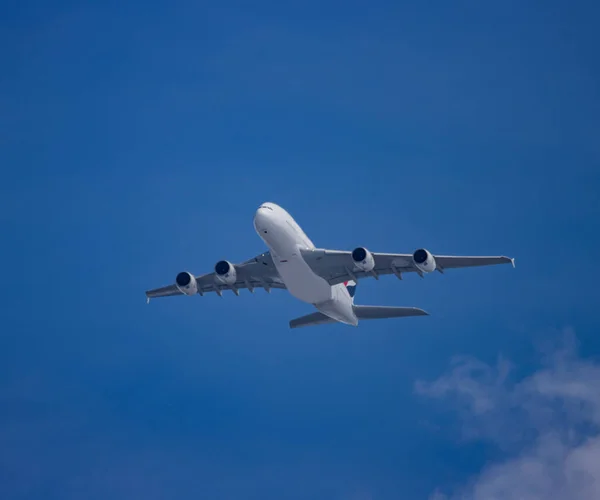 Alçak irtifada uçan uçak