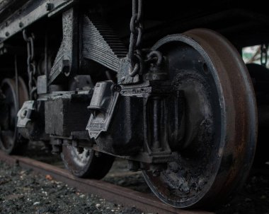 Tren raylarındaki tekerlekler