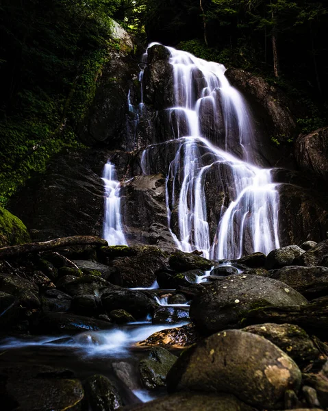A longa exposição da cachoeira na floresta — Fotografia de Stock