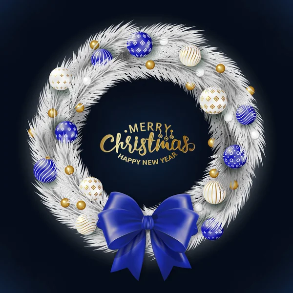 Noel ağacının beyaz dallarından yapılmış topları ve saten mavisi fiyonklu bir Noel çelengi. Üzerinde "Mutlu Noeller ve Yeni Yıl" yazan bir tebrik kartı için boşluk. Vektör — Stok Vektör