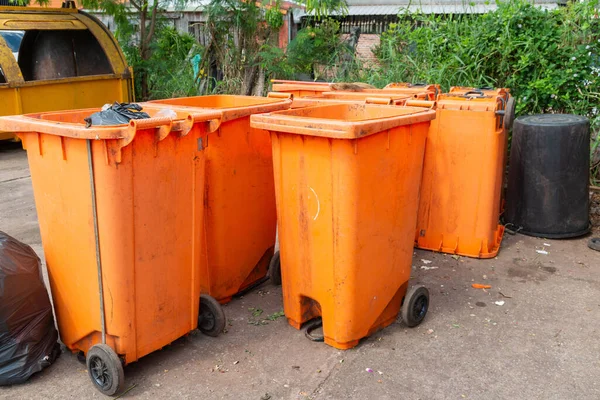  Halka açık bir yerde turuncu çöp kutusu. Çevreyi temiz ve rahat tutmak için gerekli malzemeler, Turuncu Plastik Atık Konteynırı veya Wheelie Bin.