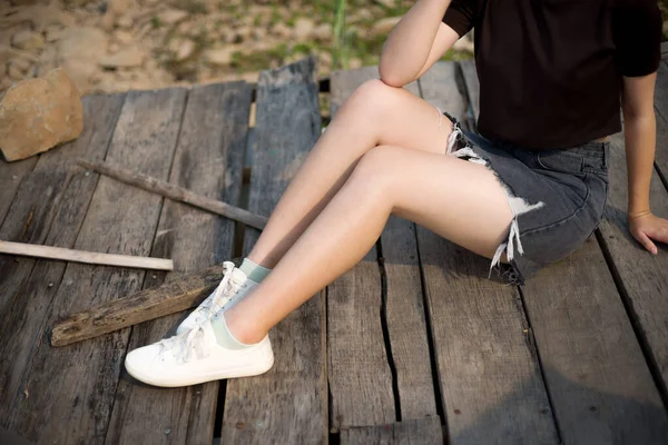Ноги Молодой Женщины Сидят Тропическом Отпуске Азии — стоковое фото