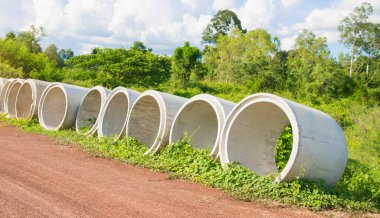 Kırsal yolun yanındaki çimento boruları..