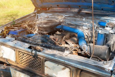 Paslı ve kirli otomobil parçaları, su sızıntısı ve kötü araba bakımı olan eski kullanılmış dizel motor..