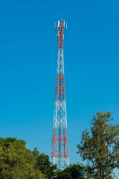 Mavi Gökyüzünde Iletişim Kulesi Cep Telefonu Anten Kulesi — Stok fotoğraf