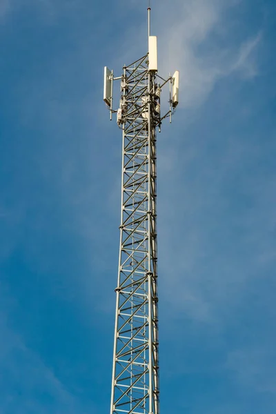 Mavi Gökyüzünde Iletişim Kulesi Cep Telefonu Anten Kulesi — Stok fotoğraf