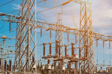 Elektrik santralinde yüksek voltajlı şalter, yüksek voltajlı devre kesiciler ve elektrik santralinde yalıtılmış şalter.