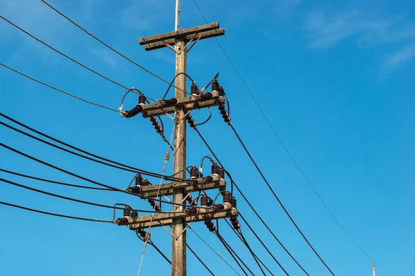 Elektrik Direği Elektrik Kabloları Telleri Ile Mavi Gökyüzü Arka Plan — Stok fotoğraf
