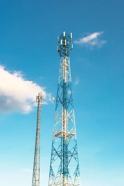 Antenna Tower Communication Blue Sky Πύργος Κεραίας Κινητής Τηλεφωνίας — Φωτογραφία Αρχείου