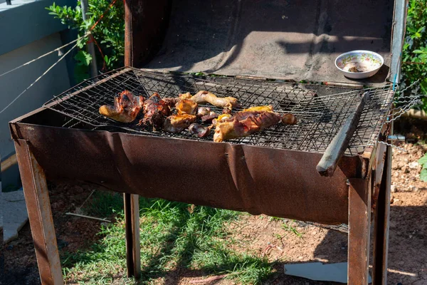 Velho Churrasco Enferrujado Limpeza Grade Suja Grate Velho Para Churrasqueira — Fotografia de Stock