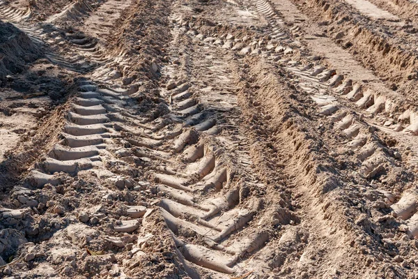Araç ve traktör lastik izleri kumda..