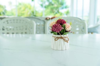 Hediye olarak yapay çiçekler. Dekoratif çiçekler. İç kısımda yapay çiçekler var..