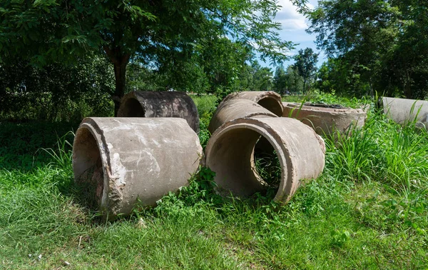 Sonbahar Çimlerinde Uzanan Eski Beton Borular — Stok fotoğraf