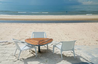 Tayland, tropik plajda plaj sandalyeleri.