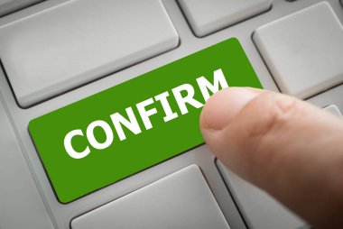 Erkek elin onay tuşuna dokunuşunu yakından izle. İş ve finans kavramı.