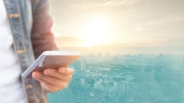 Reklam metniniz ya da tanıtım içeriğiniz için şehrin arka planında boş kopya alanı olan cep telefonlarını kapatın.