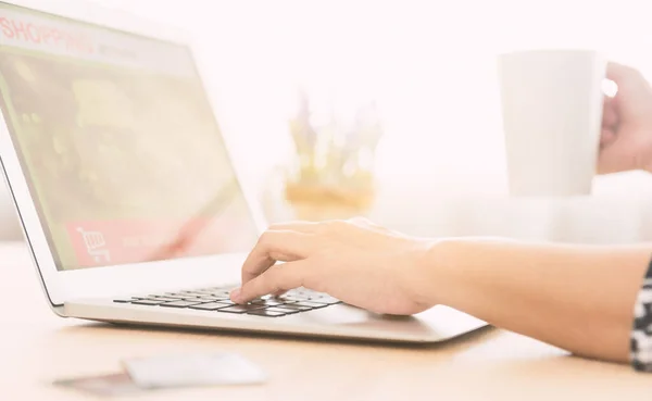 Nők Laptopokat Használnak Laptopokon Böngésznek Online Vásárlási Oldalakon Hitelkártyákkal Asztalon — Stock Fotó
