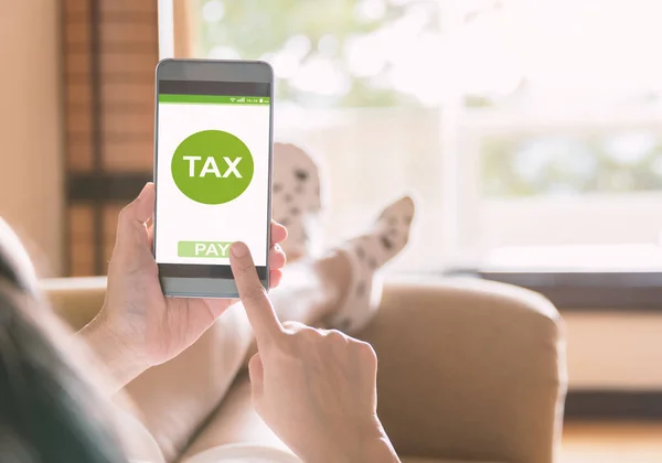 Filing Taxes Online Using Smartphones Internet Mobile — Stock Photo, Image