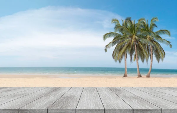 Holztisch Und Blick Auf Tropischen Verschwommenen Strand Hintergrund Zur Produktpräsentation — Stockfoto