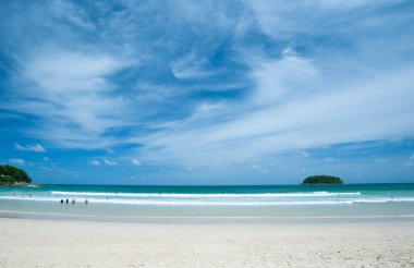 Kata Sahili, güzel beyaz kumsallar, gökyüzü, Phuket, Tayland 'da kristal berrak sular..