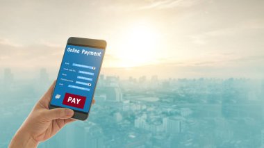 Ödeme konsepti. Mobil bankacılık ağı. Simge uygulaması çevrimiçi ödemesi olan cep telefonu kullanan işadamları.