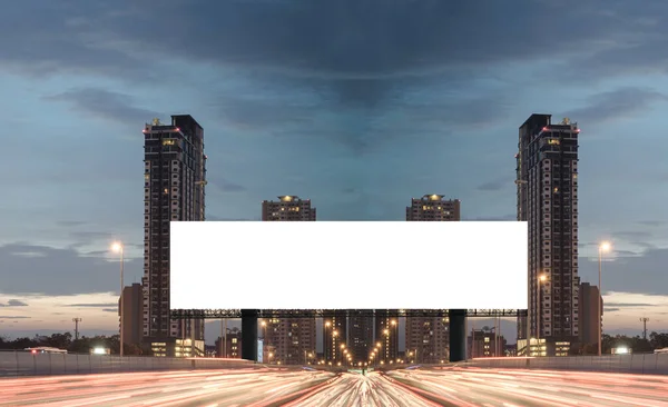 Prázdné Billboard Dálnici Během Soumraku Pozadím Města Ořezovou Cestou Obrazovku — Stock fotografie