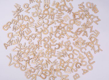 Bir sürü tahta harf. 