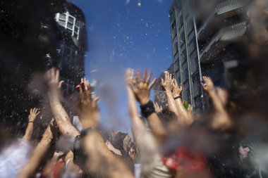 Erkekler ve kızlar sokaklarda su olan bir partiye katılıyorlar. Su partisi..