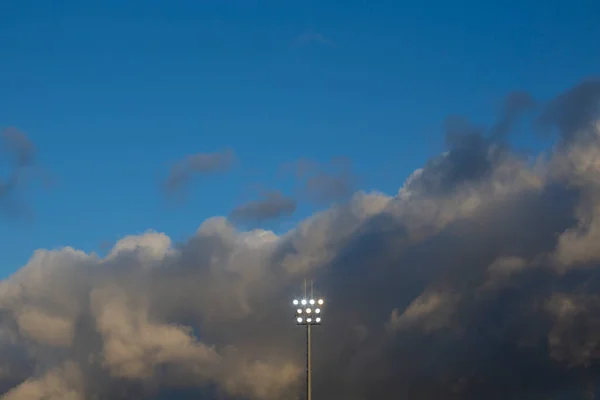 Oświetlenie Boiska Piłkarskiego Chmurami Burzowymi Tle — Zdjęcie stockowe