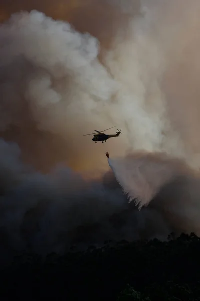 Hélicoptère Lutte Contre Les Incendies Verse Eau Dans Une Forêt — Photo