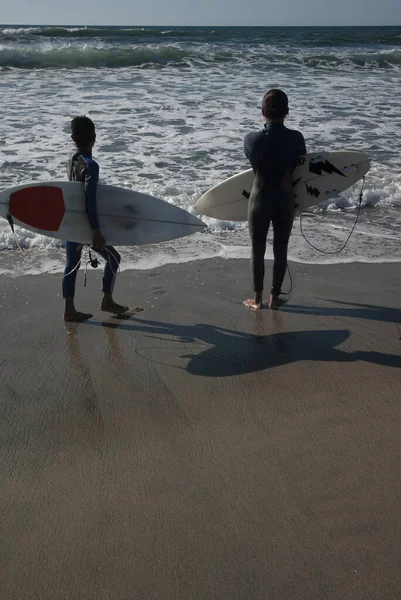 Due Surfisti Preparano Fare Surf Sulla Spiaggia Arda — Foto Stock