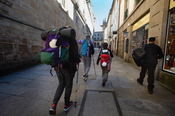 Santiago Camino 'sunu Santiago de Compostela sokaklarında yürüten dört hacı.