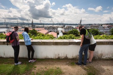 San Francisco Bahçeleri Gözcüsü. Turistler, Ferrol 'un limanına ve askeri cephaneliğine şehrin gözünden bakıyorlar.