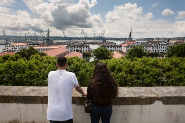 San Francisco Bahçeleri Gözcüsü. Turistler, Ferrol 'un limanına ve askeri cephaneliğine şehrin gözünden bakıyorlar.