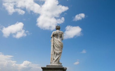 Roma Tanrısı Jüpiter 'in Ferrol' deki San Francisco bahçelerinin mavi gökyüzü ve beyaz bulutlu heykeli.