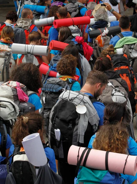 Santiago de Compostela katedraline girmek için sırt çantaları taşıyan bir grup hacı kuyruğa girdi.