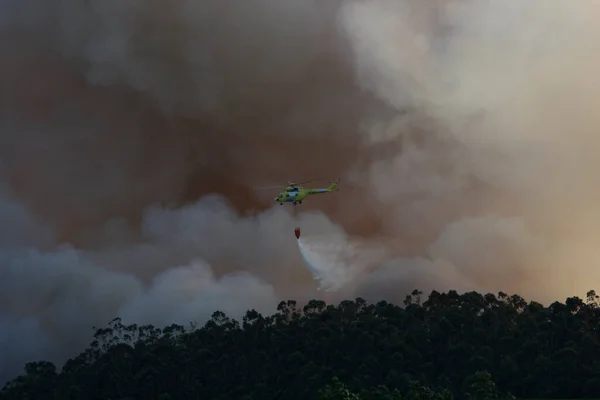 Hélicoptère Vole Rejetant Eau Milieu Nuages Fumée Provenant Incendie Forêt — Photo
