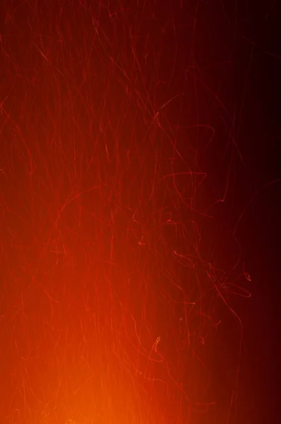 Piros Szikrák Tűz Egy Máglya Fekete Háttér — Stock Fotó