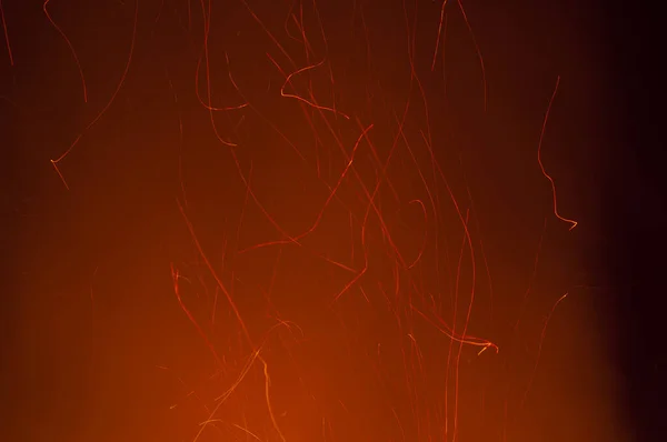 Piros Szikrák Tűz Egy Máglya Fekete Háttér — Stock Fotó