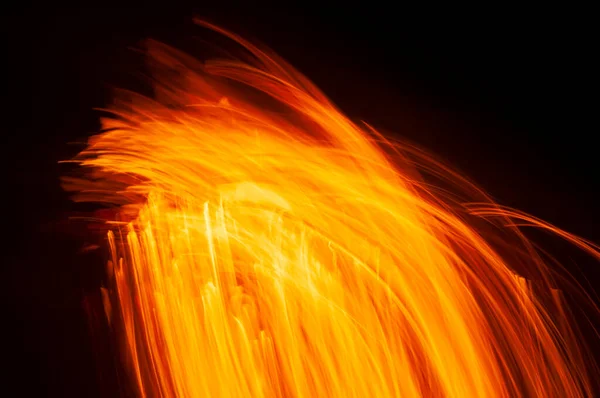 火の炎は 抽象的な形と動きで たき火から — ストック写真