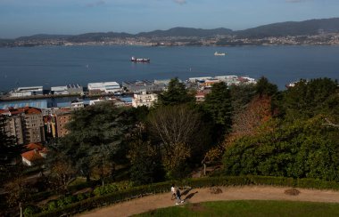 Vigo nehrinin manzarası Vigo 'daki Park do Castro' nun bahçesinden.