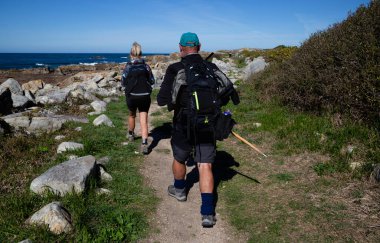 İki hacı, A Guarda 'da Portekiz Camino de Santiago sahilinde yürür.