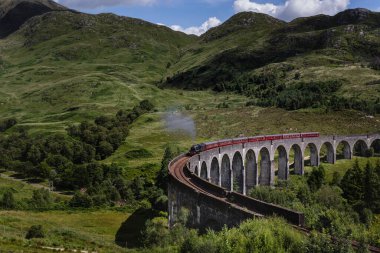 Jakobit treni İskoçya 'daki Glenfinnan Viyadük' ünden geçiyor.