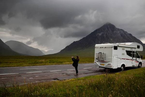 Egy Turista Egy Lakókocsiban Képeket Készít Mobiljával Glen Etive Ról Jogdíjmentes Stock Fotók