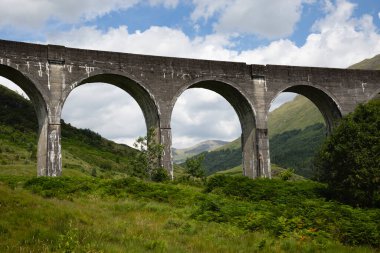 Glenfinnan Viaduct, Batı İskoçya Highland 'daki Loch Shield' in tepesinde yer alan bir demiryoludur.