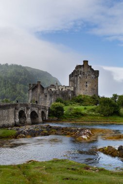 Sisli bir günde İskoçya 'da, Duich Gölü' ndeki Eilean Donan Kalesi