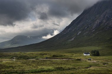 Glencoe, İskoçya 'da Buachaille Etive Mor' da küçük beyaz bir kulübe.