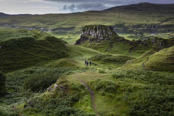 İskoçya 'nın Skye Adası' ndaki The Fairy Glen 'de turistler. İskoçya