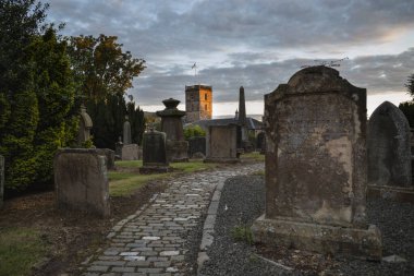 Linlithgow, İskoçya 'daki St Michael' s Parish kilisesinin mezarlığından saat kulesi. Gotik tarzı kilise..